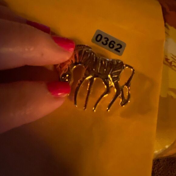 Vintage gold tone zebra brooch - Picture 6 of 6